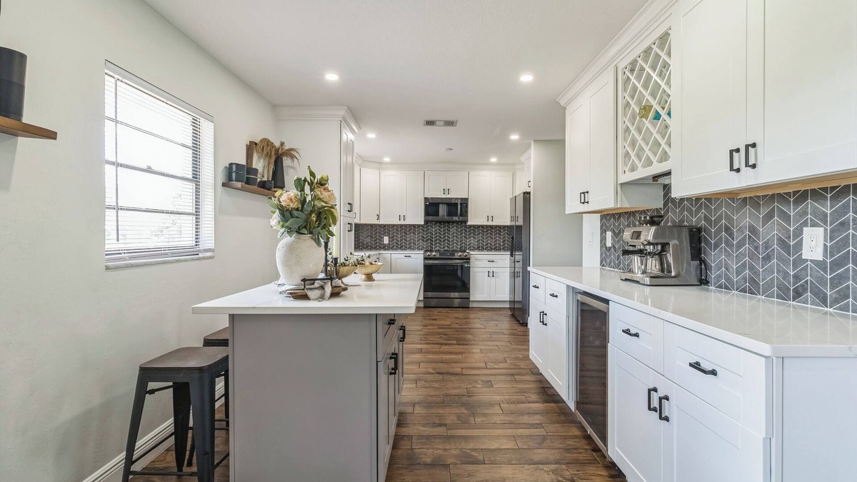McGregor House | Luxury Waterfront Pool House – Easy Beach Access + Prime Fort Myers Location