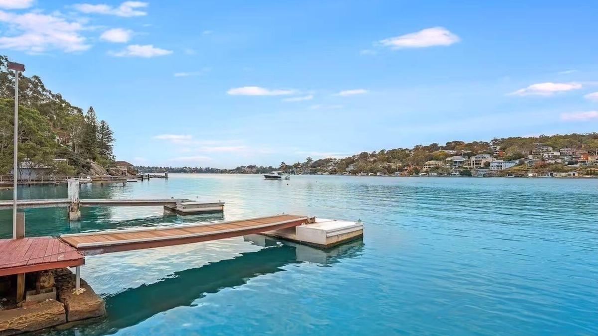 Oatley House | Luxury Waterfront Retreat | 4BR with Double Jetty & Entertainment