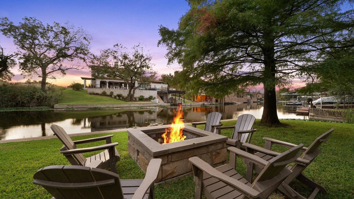 Horseshoe Bay House | ⭐️⭐️LUXURY WATERFRONT-PONTOON CHARTER CREDIT-CHEF’S KITCHEN-FIRE PIT-SLEEPS 24⭐️⭐️