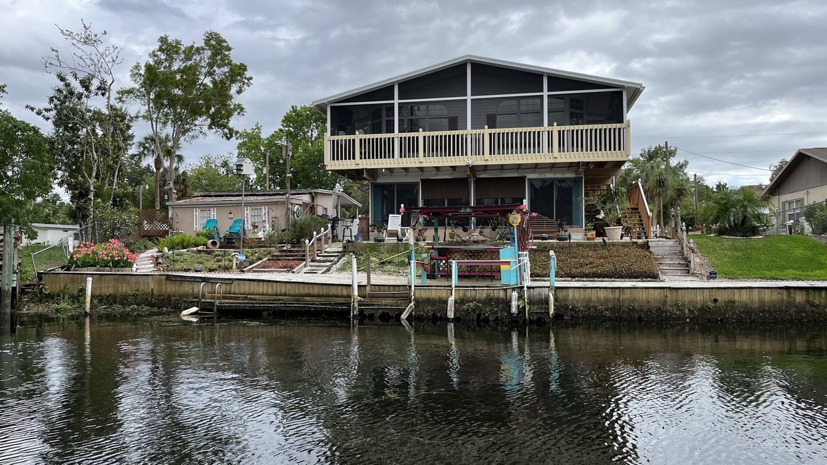 Weeki Wachee Gardens House | LUXURY WATERFRONT, KING SUITE & QUEEN SUITE, 3 full bathrooms, kayaks, Weeki