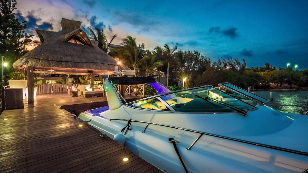 Zona Hotelera Villa | Luxury Waterfront Villa with private gym and cinema