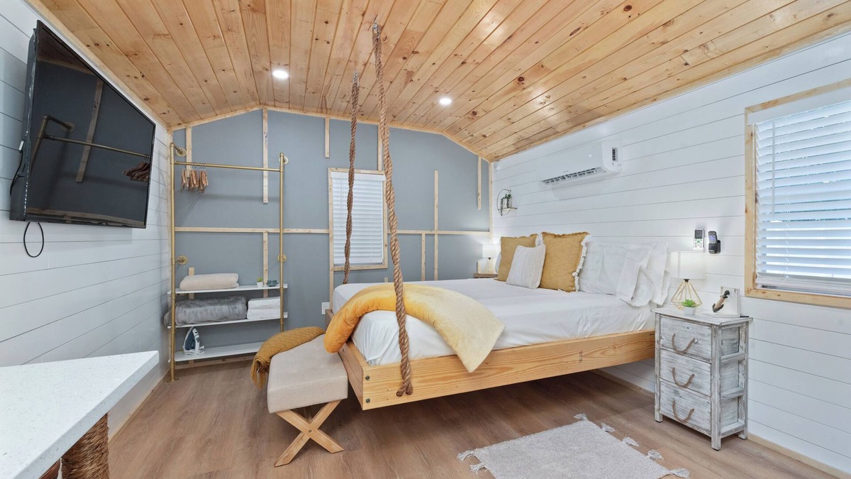 Azalea Park Cabin | Luxury Wooden Cabin in the Heart of Orlando Florida