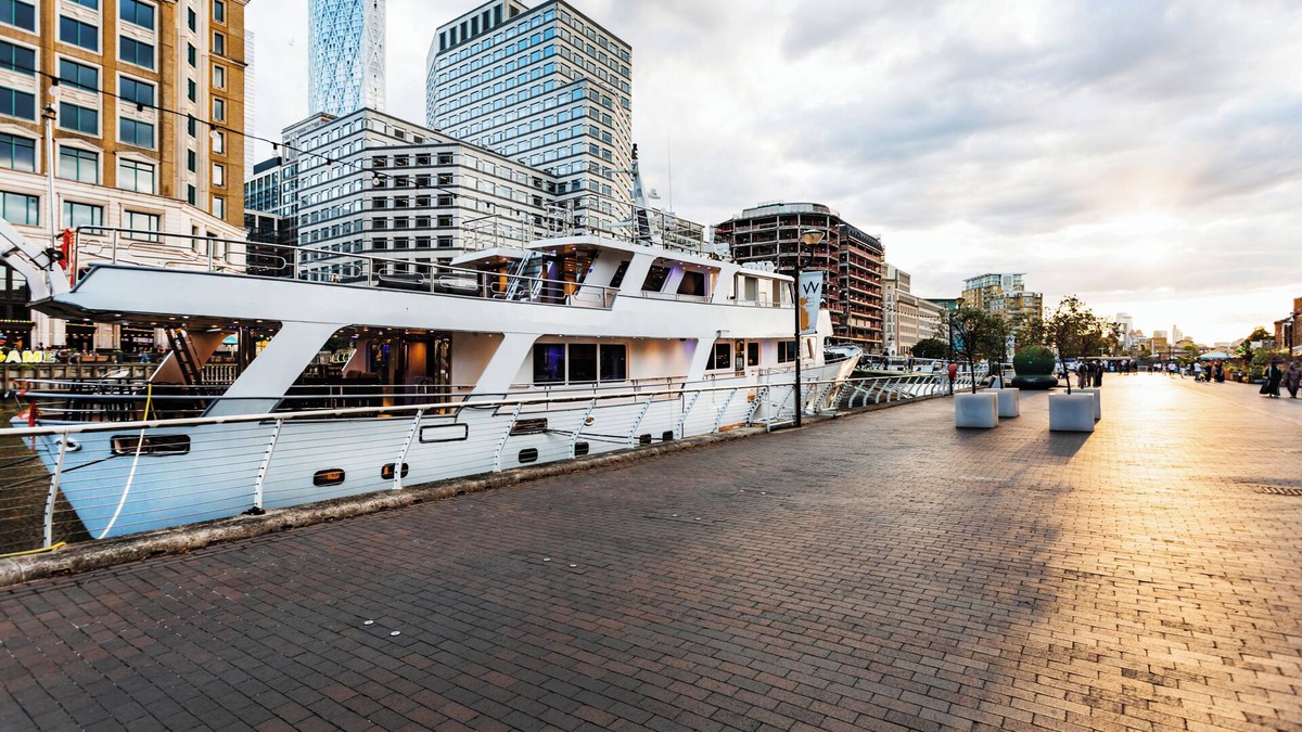 Canary Wharf Boat Rental | Luxury Yacht