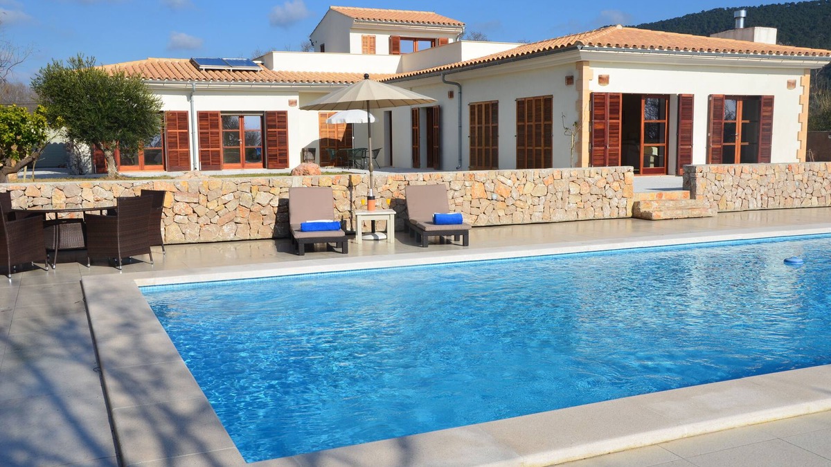 Son Servera Villa | Luz de Sol is a fantastic newly built beach side villa 25 meters from the beach