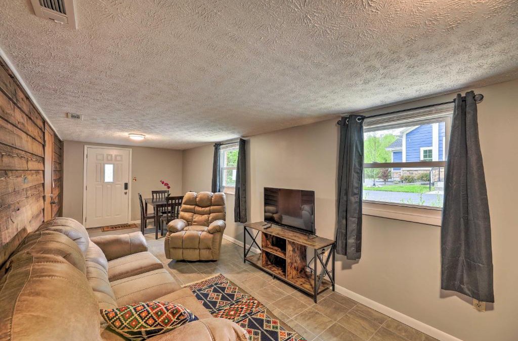 East Point Apartment | Lynn Dog-Friendly Abode with Mountain Views!