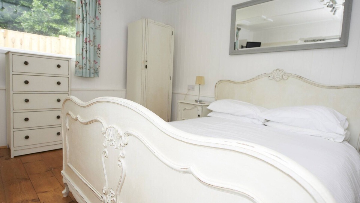 Shanklin Cabin | Lyon Court - The Old Stable - Wooden Cabin (sleeps 3), with Pool
