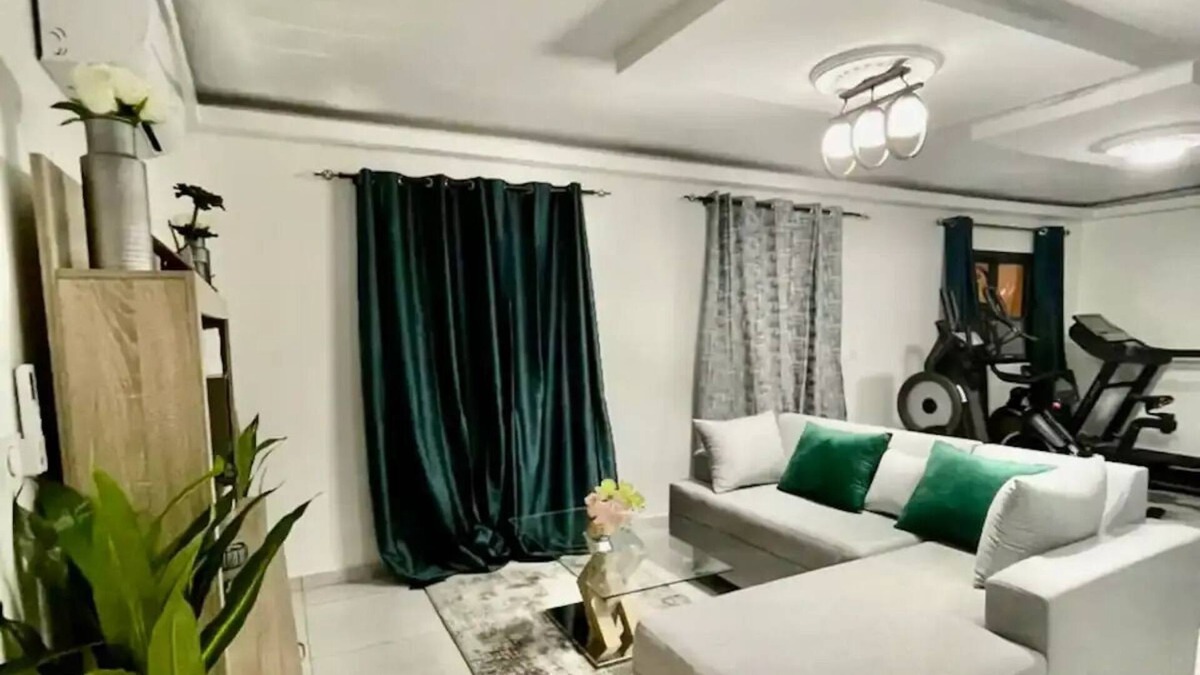 Abidjan Apartment | M & M Penthouse, 1 bedroom Salon Villa Complete