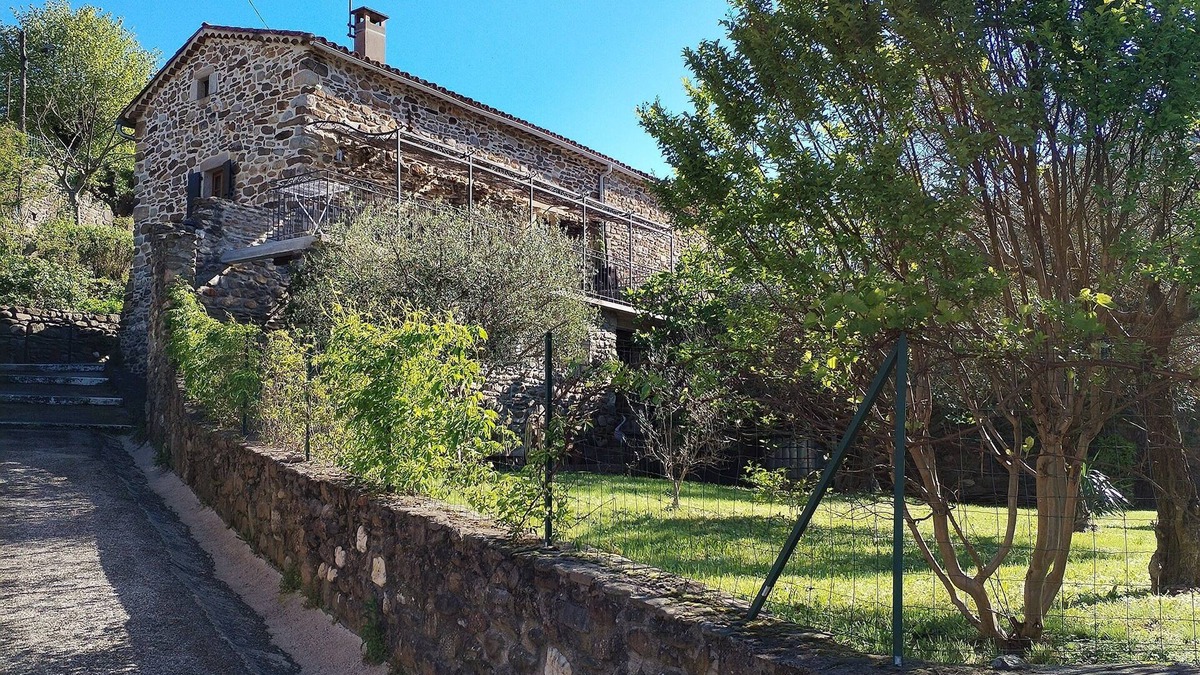 Gagnieres Cottage | Ma Petite Maison 2 Bedroom Gite with Aircon, swimming pool and linen included