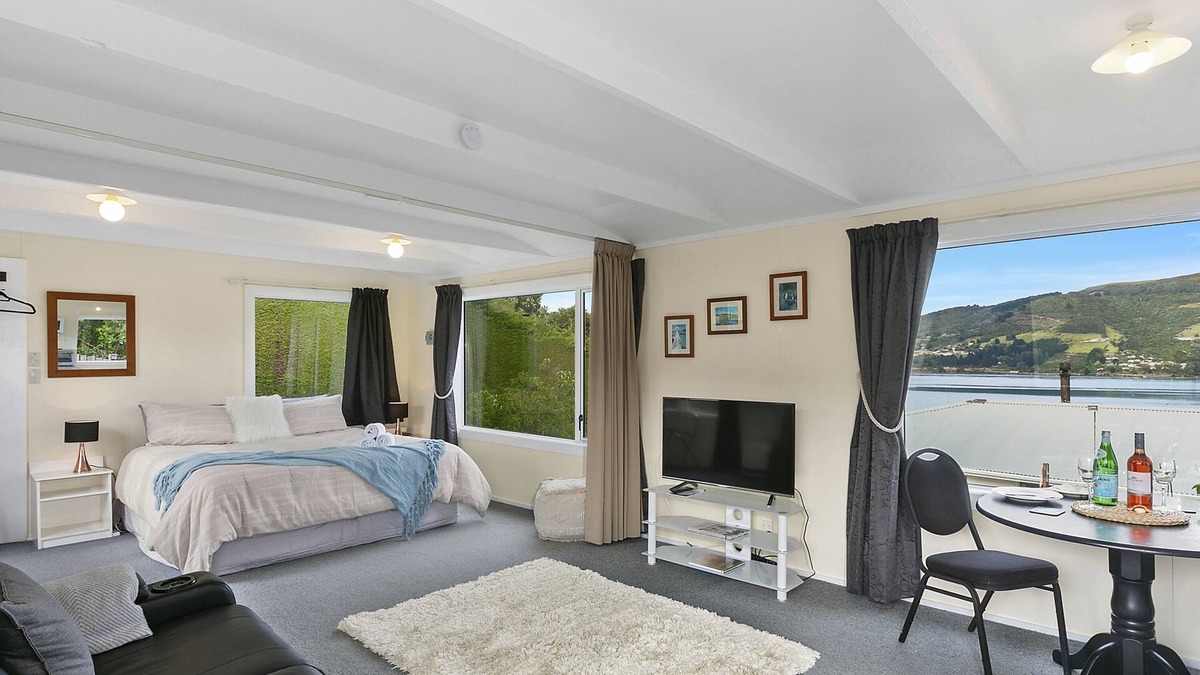 Dunedin Cottage | Macbay Retreat - Macandrew Bay Holiday Home
