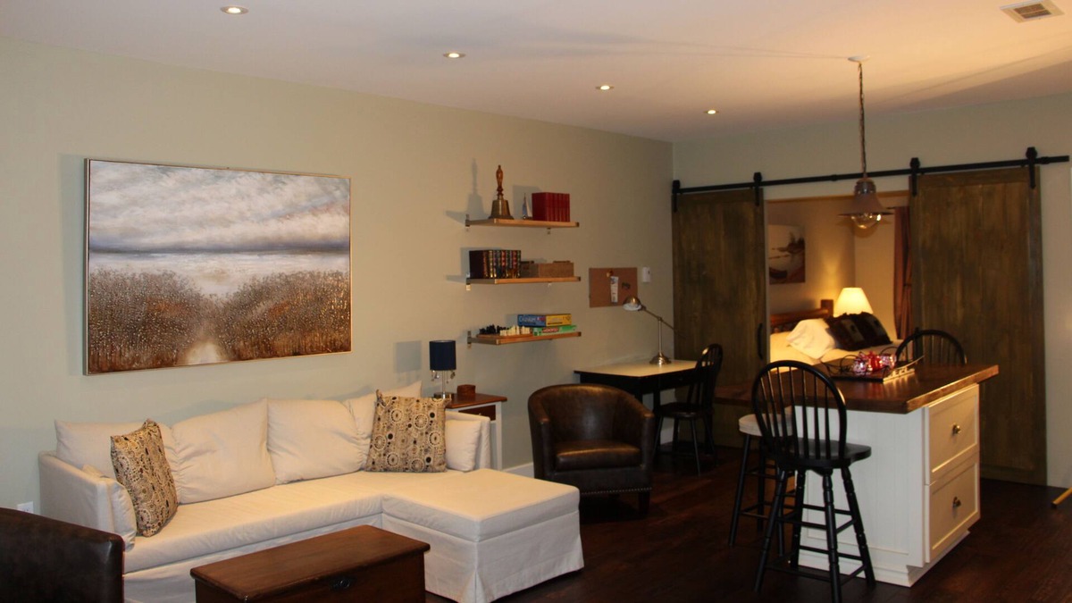 Cressy Apartment | MacDonell Landing Loft is a waterfront retreat in Prince Edward County.