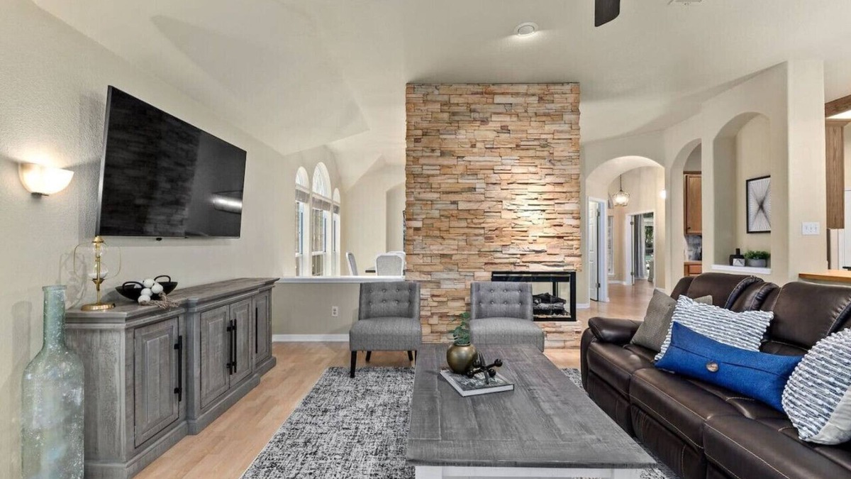 McNeil House | 'Machete Place' North Austin! Pet Friendly! Work Space!