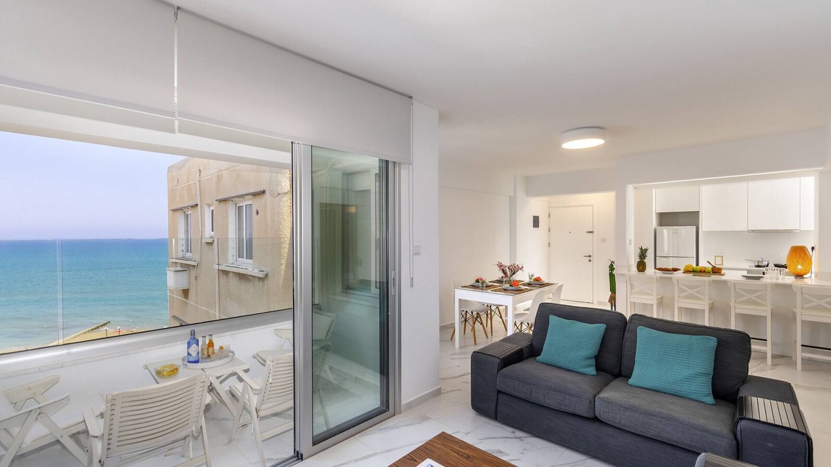Larnaca Apartment | Mackenzie Leo Seafront Suite