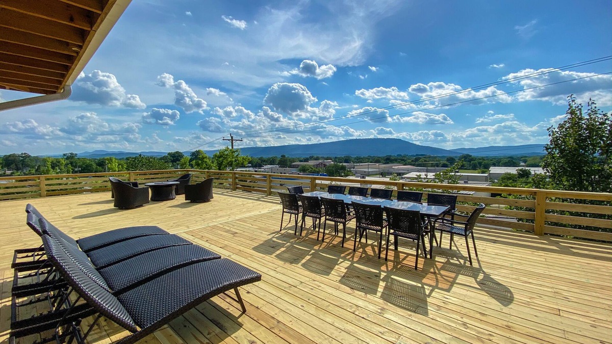 East Lake House | Made to Entertain with HUGE swim spa fire pit, pong/pool/air hockey, BBQ, & much