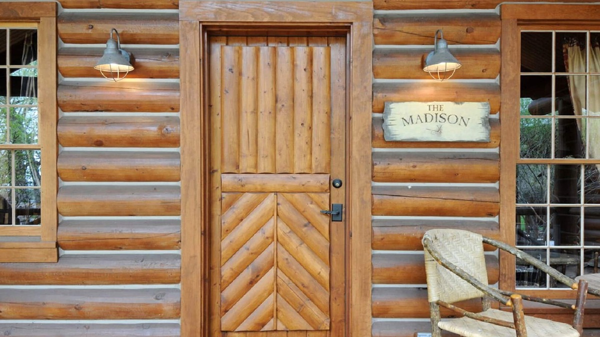 Ennis Cabin | Madison – Cozy Log Cabin in the Madison River Valley w/Shared Outdoor Pool