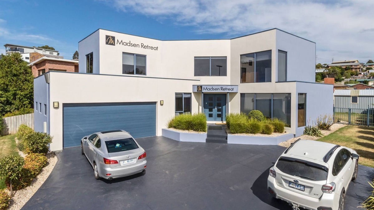 Penguin House | MADSEN RETREAT B&B Penguin - a boutique 4 star experience- Whole First Floor