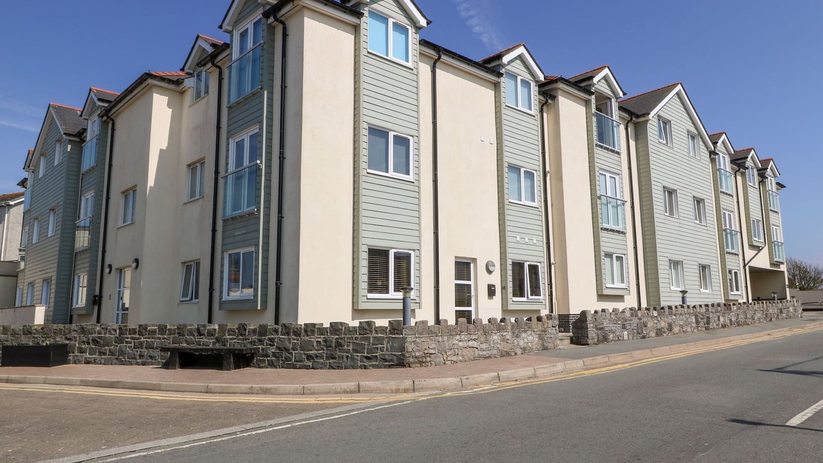 Rhosneigr Apartment | MAELOG, 14 TIDES REACH, pet friendly in Rhosneigr