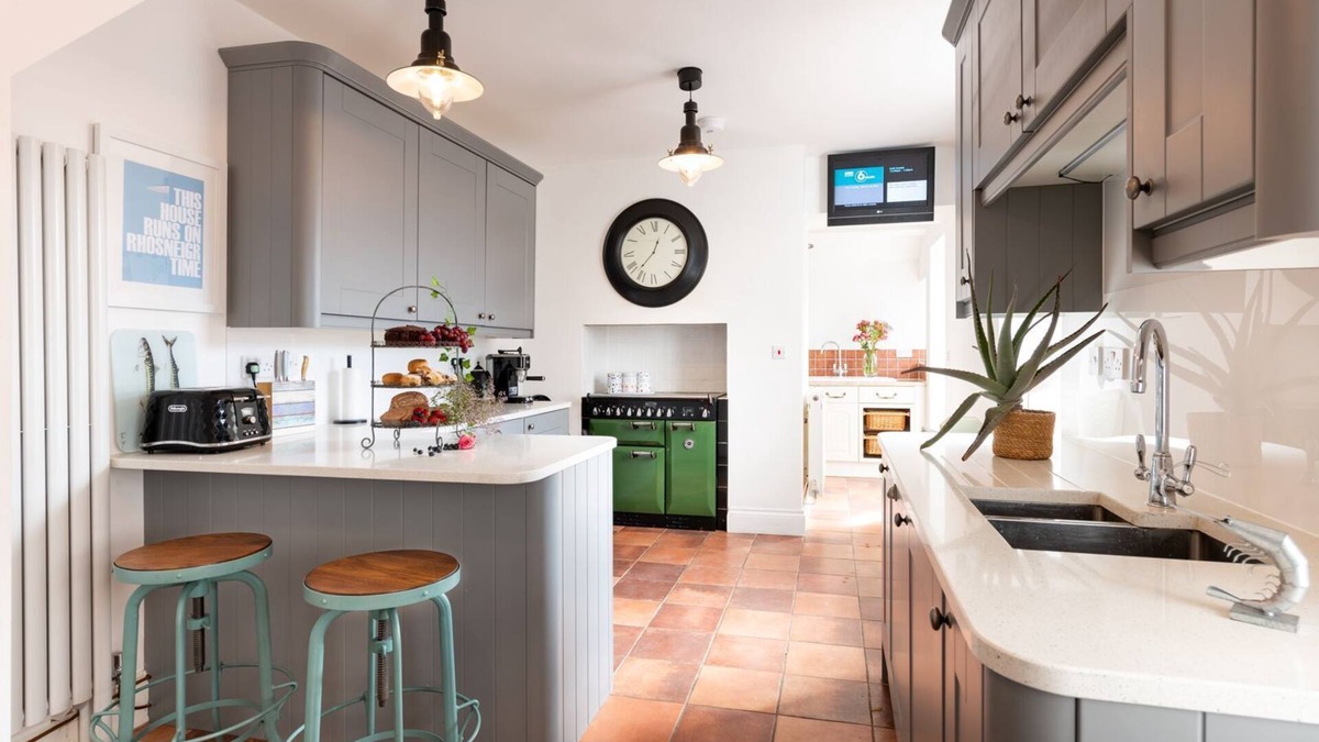 Rhosneigr Cottage | Maelog Villa : Spacious 4‑Bed Pet-Friendly Townhouse with Sea Views in Rhosneigr | Managed by Angles