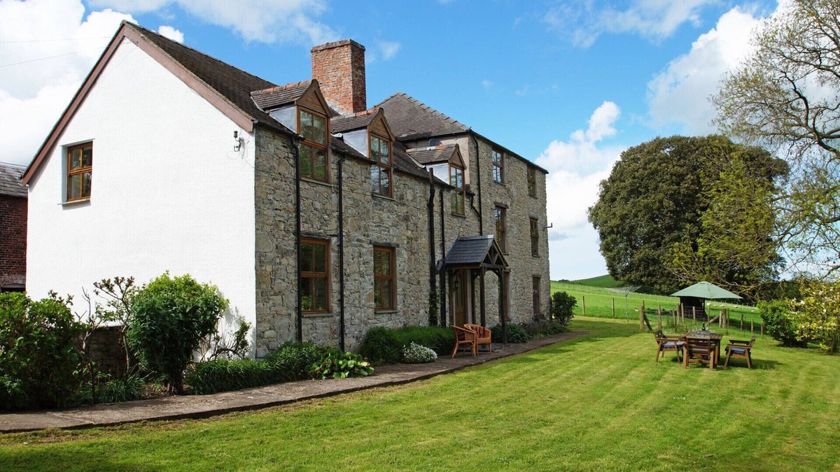Denbigh House | Maes Mared - Five Bedroom House, Sleeps 10