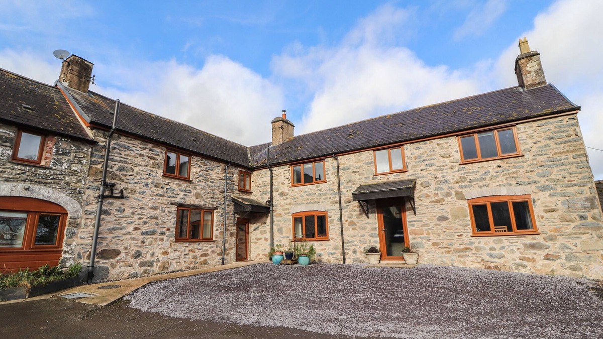 Ruthin Cottage | MAESTYDDYN FARM HOUSE, pet friendly, with hot tub in Ruthin