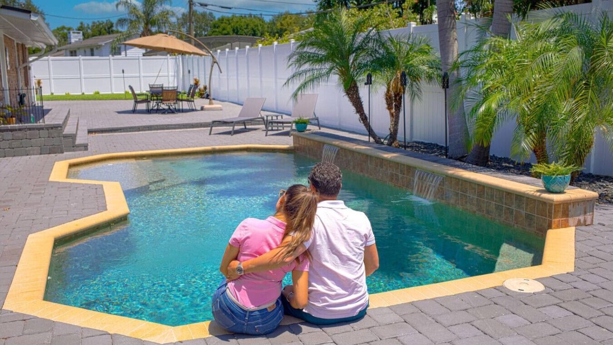 Conway House | Magazine like huge home w/pool city center/parks