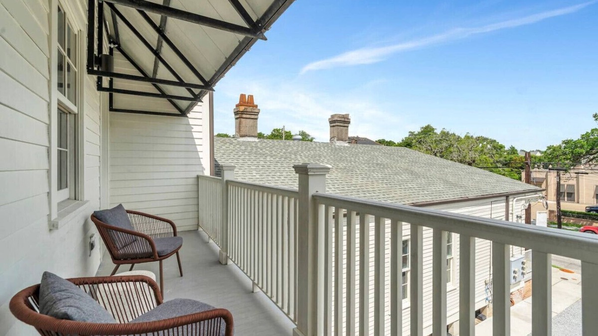 Faubourg Delachaise Apartment | Magazine St. Retreat | Outdoor Balcony + Parking