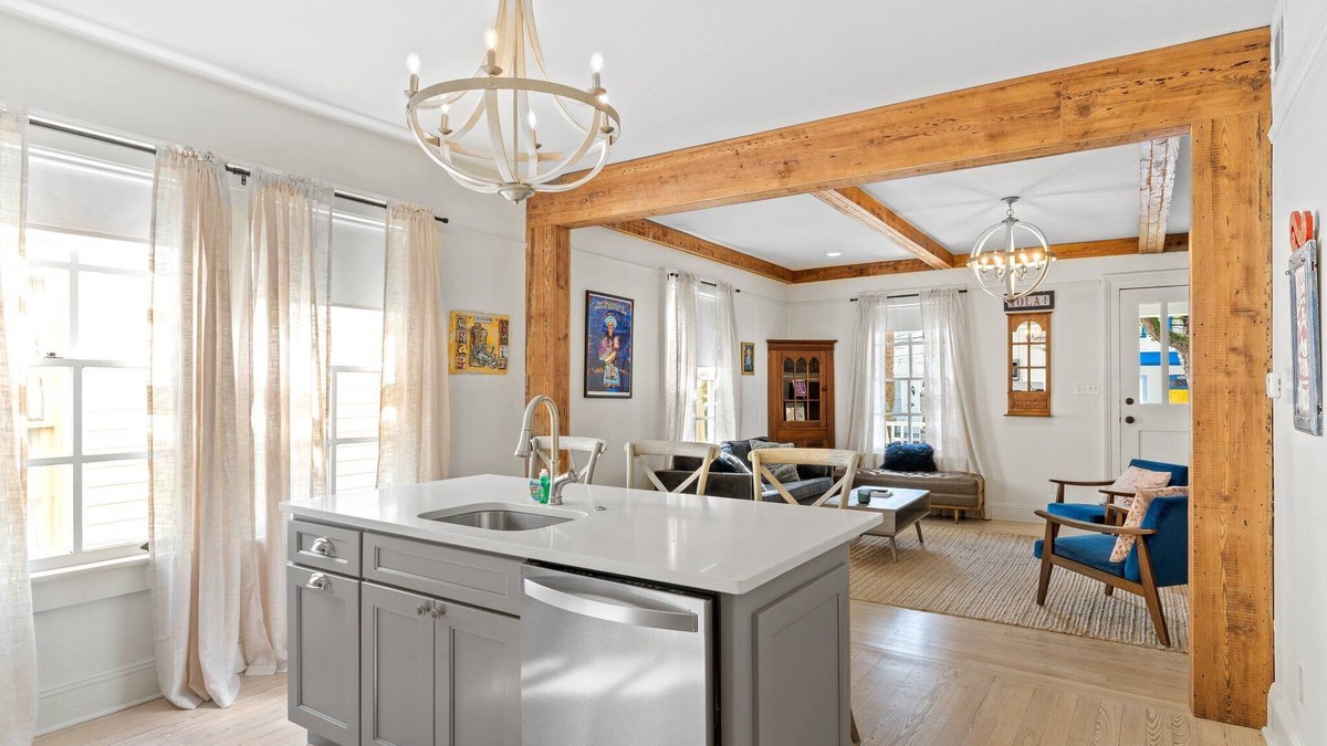 Uptown Historic District Apartment | Magazine Street Gem: Uptown 6BR, 4BA, Balcony, Pool, Backyard - Exclusive NOLA experience