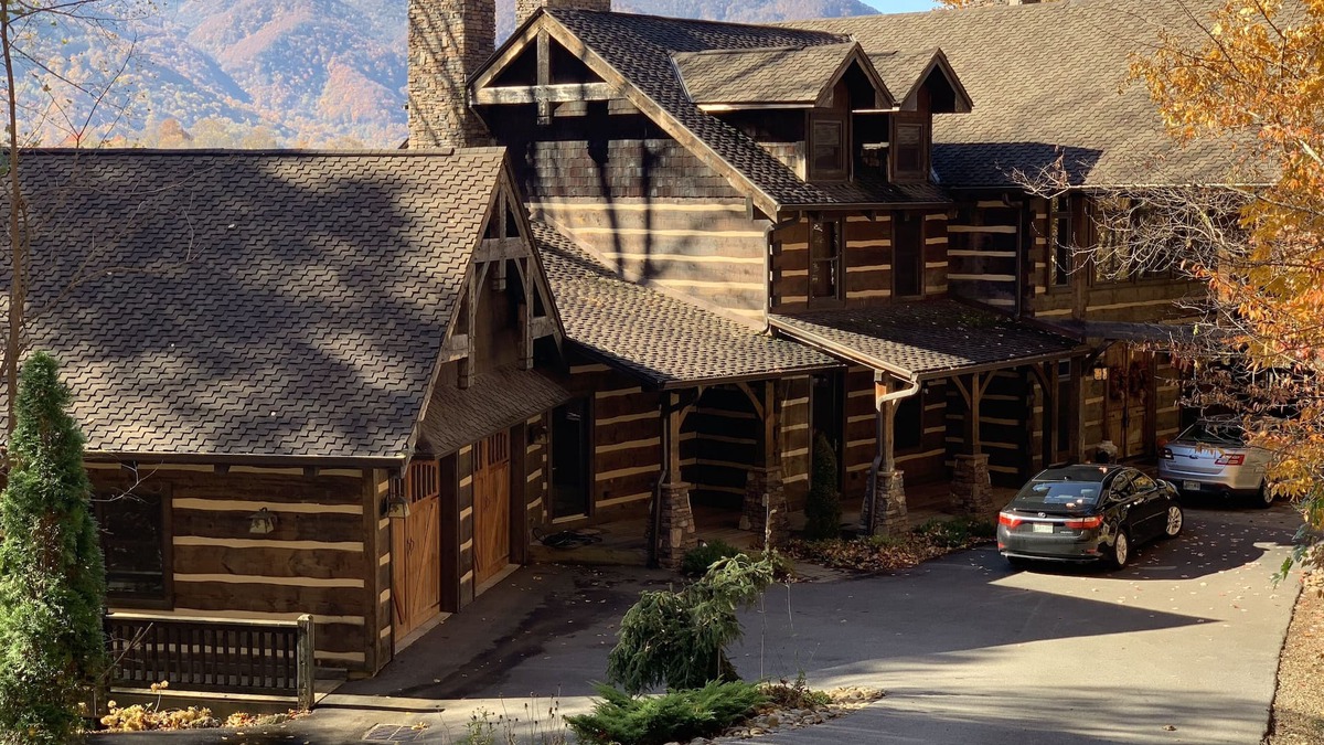 Maggie Valley Cabin | Maggie Valley Golf Club Home, sleeps 20. Book Amazing Fall Smoky Mountain View.