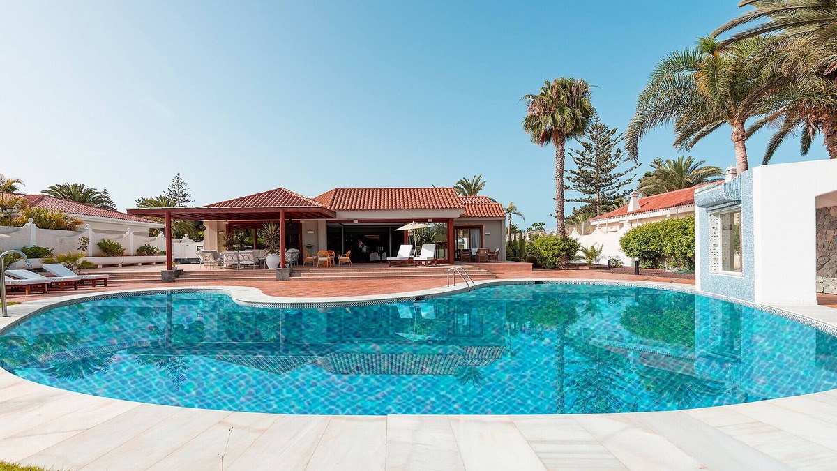 Campo Internacional Maspalomas Ski Chalet | Magic house with private pool, sauna and games