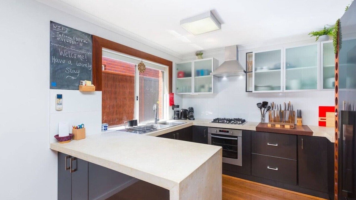 Scarborough Villa | Magic Location! 1km to Scarborough Beach!