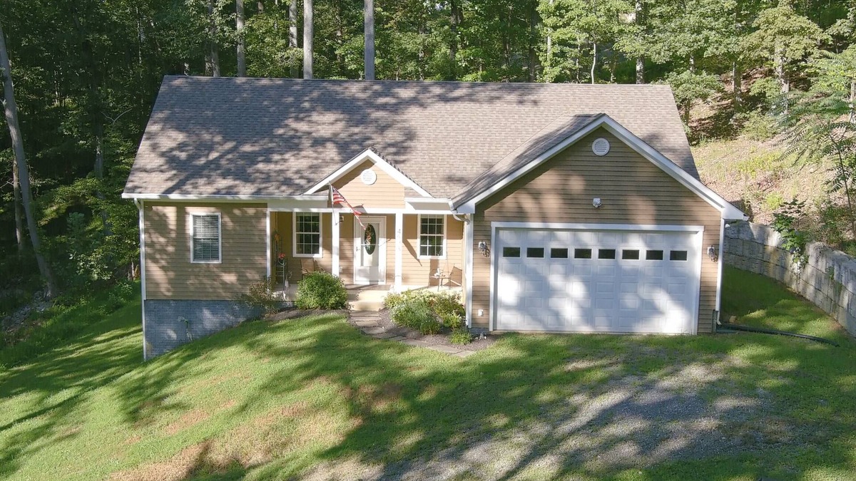 The Plains House | Magic Mountain Retreat, King Bed, Near Wineries, Horse Events and Dining