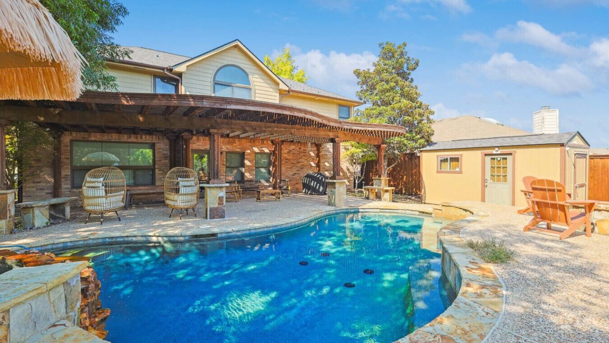 Cedar Hill House | Magical 5BR W Pool+Hot Tub, Lake, Basketball Court
