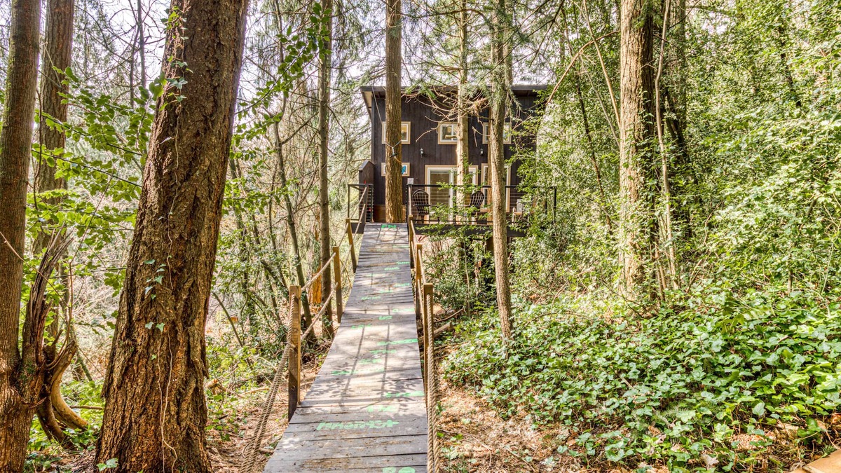 Cedar Hills House | Magical forest treehouse with zip line - dog-friendly - 10 minutes to downtown
