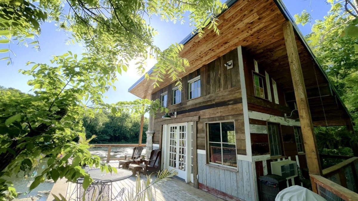 Excelsior Springs Cabin | Magical Tree House Rental near Kansas City for Glamping in Missouri