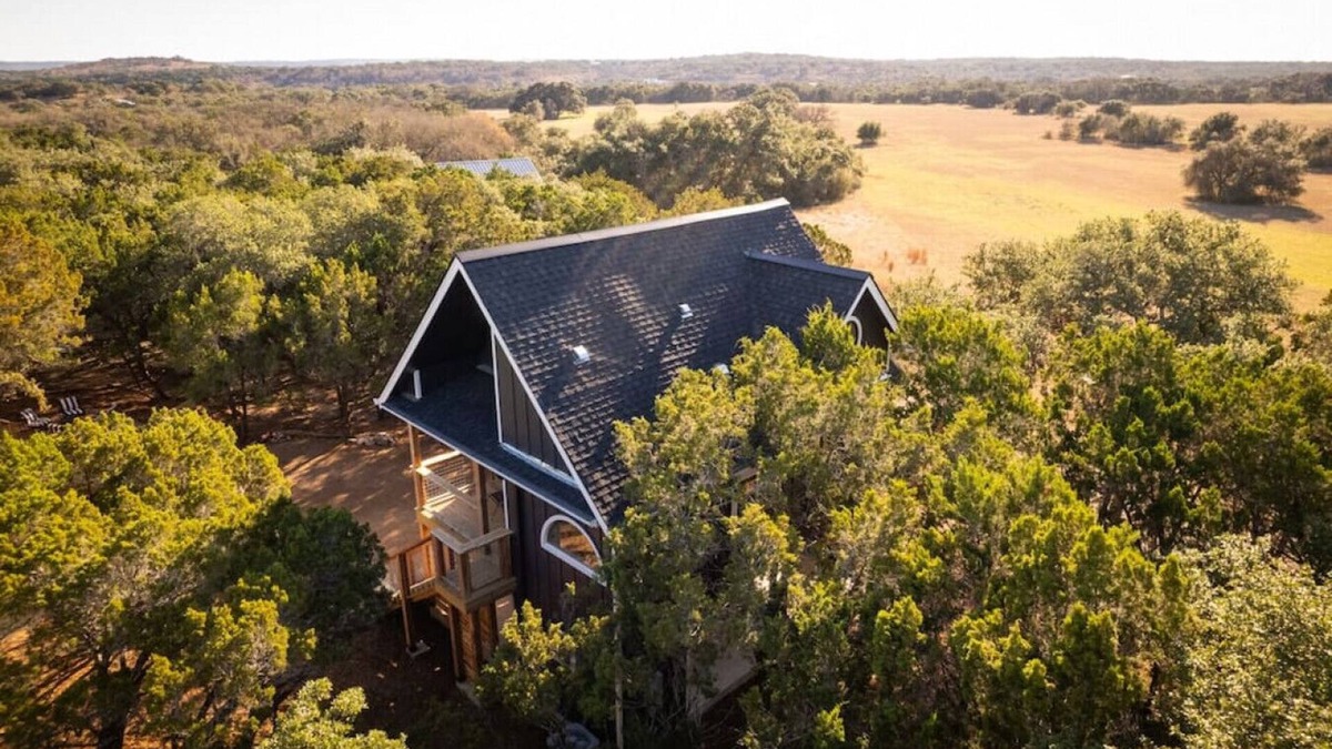 Wimberley Cabin | Magical Treehouse with Swinging Daybed,Outdoor Tub