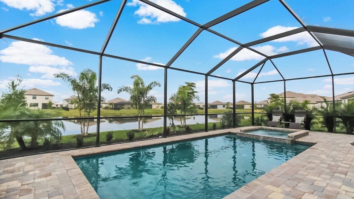 Lakewood Ranch House | Magnificent 4/3 waterfront pool home in Lorraine Lakes - Waterfront Dreamin
