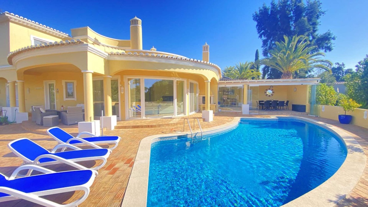 Mato Serrao Villa | Magnificent 4-bedroomed/4-bathroomed villa with private pool and games room