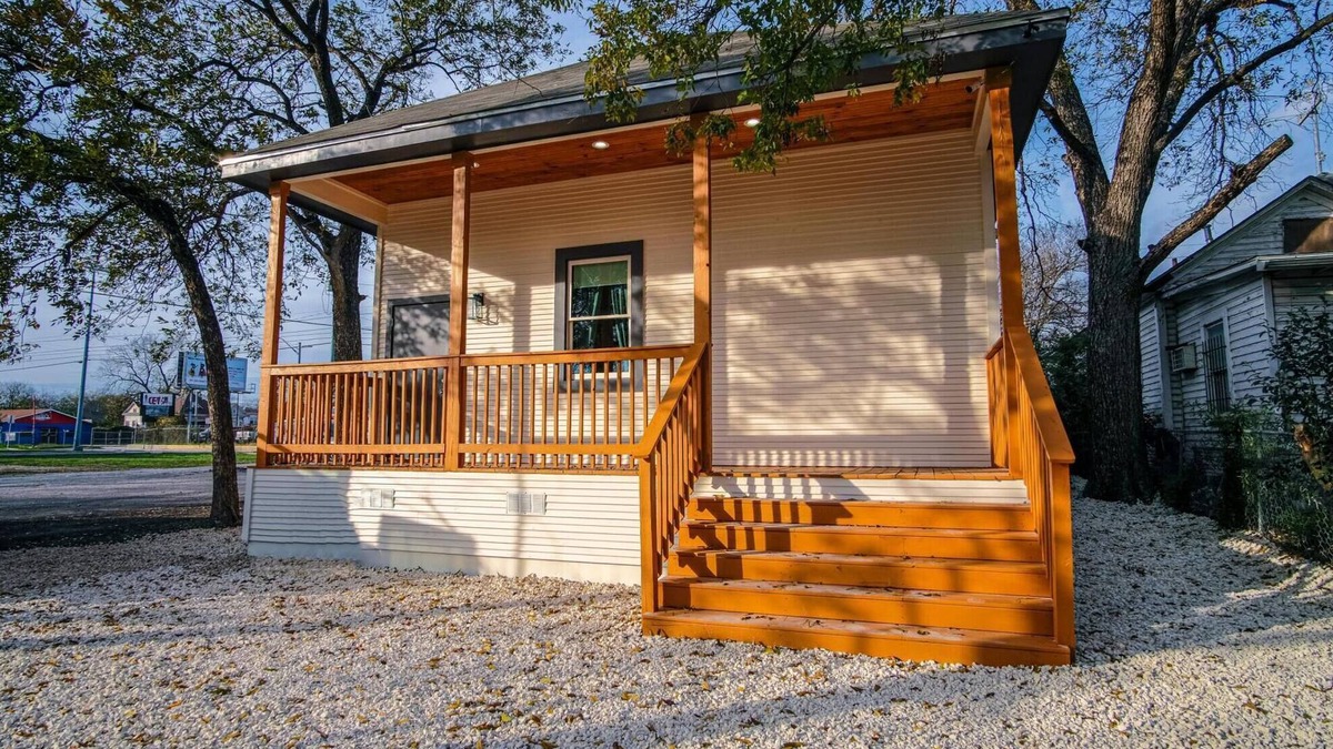 Eastside Promise Neighborhood House | Magnificent 4BR Near Famous Riverwalk and Downtown