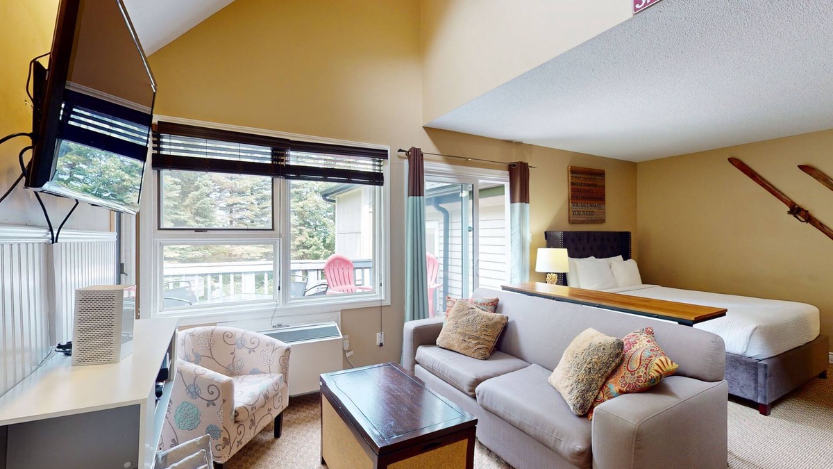 Craigleith House | Magnificent loft with hot tub, pool, W/D, tennis court, balcony, & patio