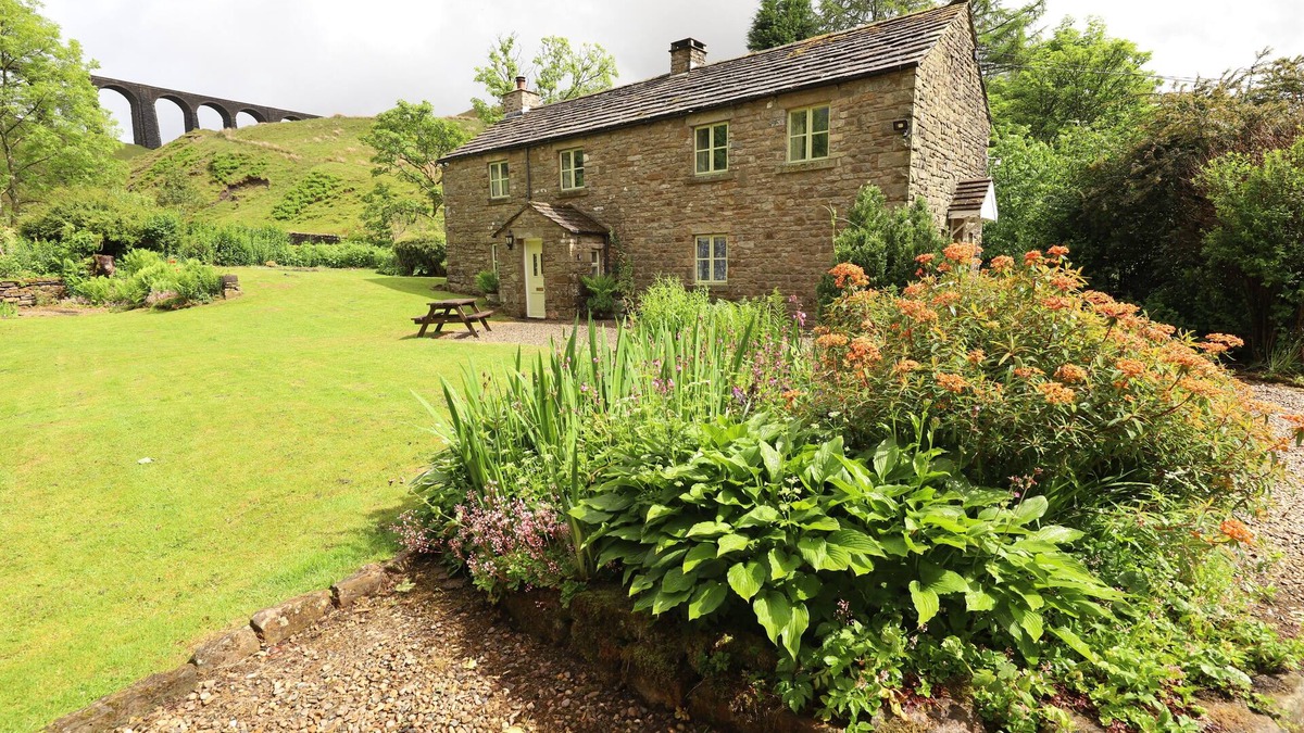 Sedbergh Cottage | Magnificent detached cottage in a peaceful spot in the hamlet of Stonehouse