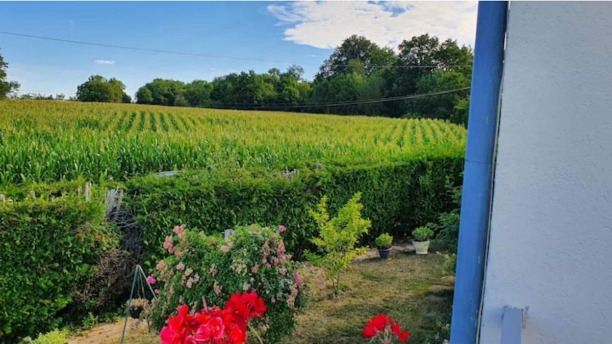 Breuil-Bois-Robert Villa | Magnificent cozy n'est in a villa with parking spaces