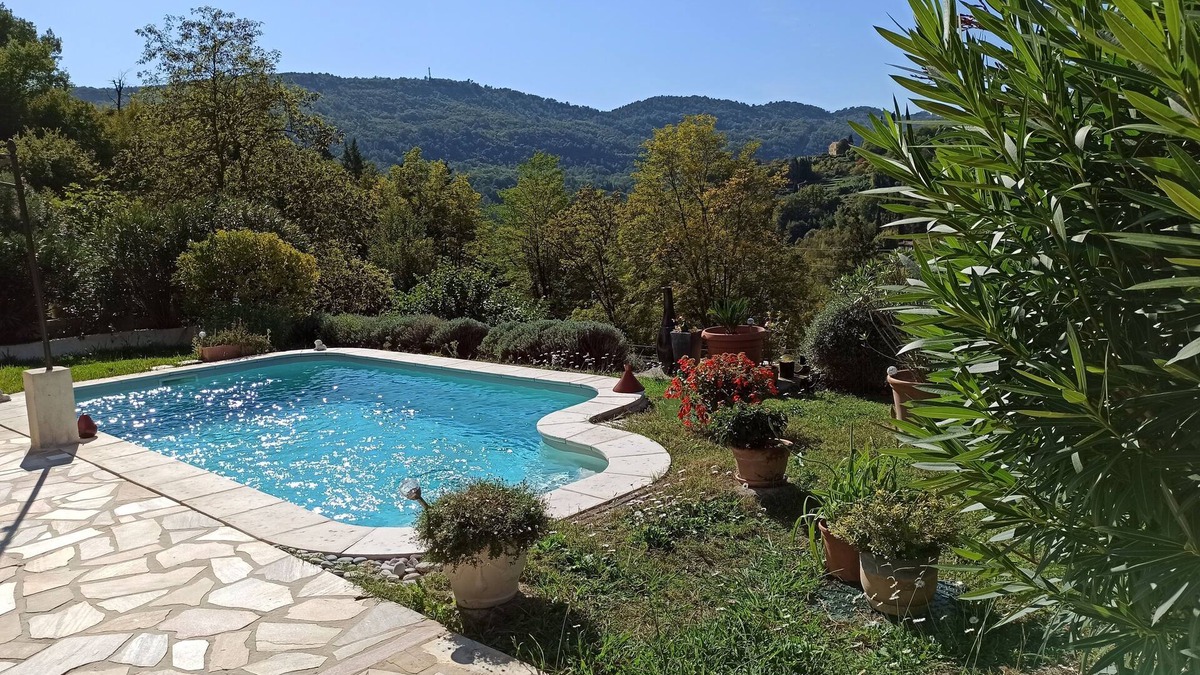 Tourrettes-sur-Loup Villa | Magnificent villa with swimming pool and mountain view