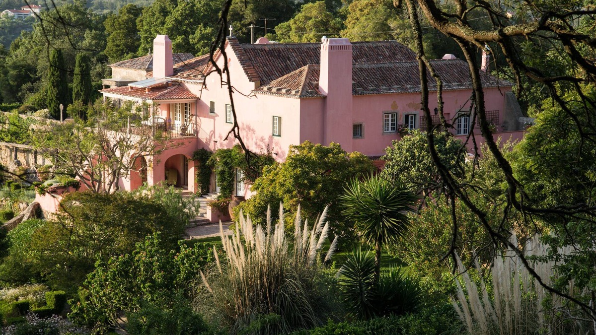 Monserrate Villa | Magnificent historic family villa with large garden, chapel, pool & housekeeper
