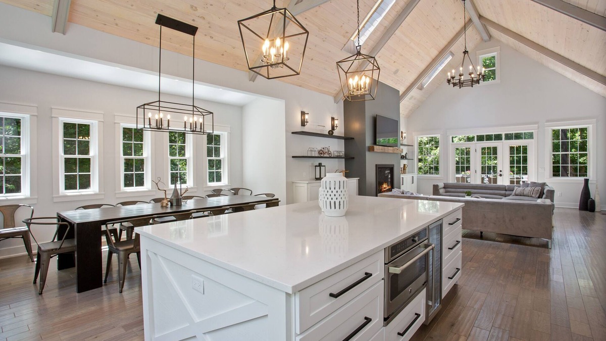 Union Pier House | Magnificent Home, Saltwater Pool. Walk to beach! Hot Tub Open year round!