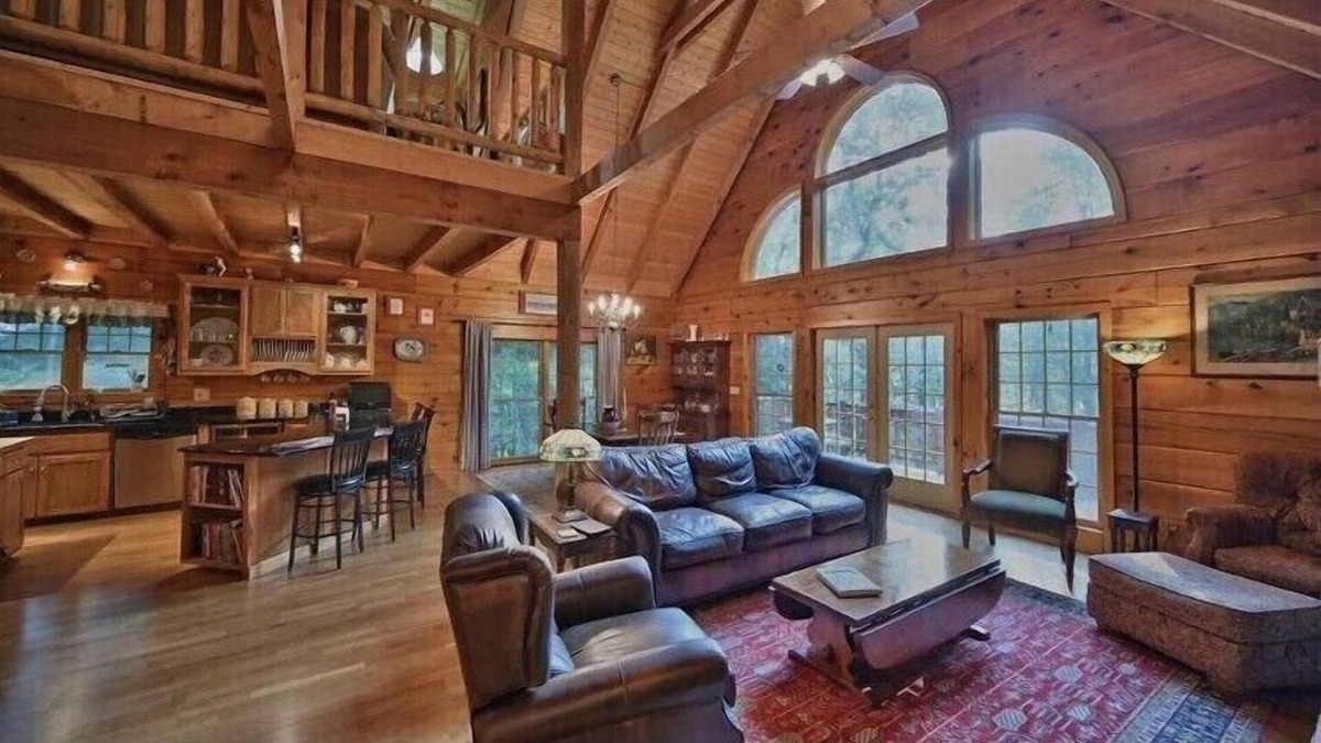Hamlin Cabin | Magnificent Log Home Retreat in The Hideout!