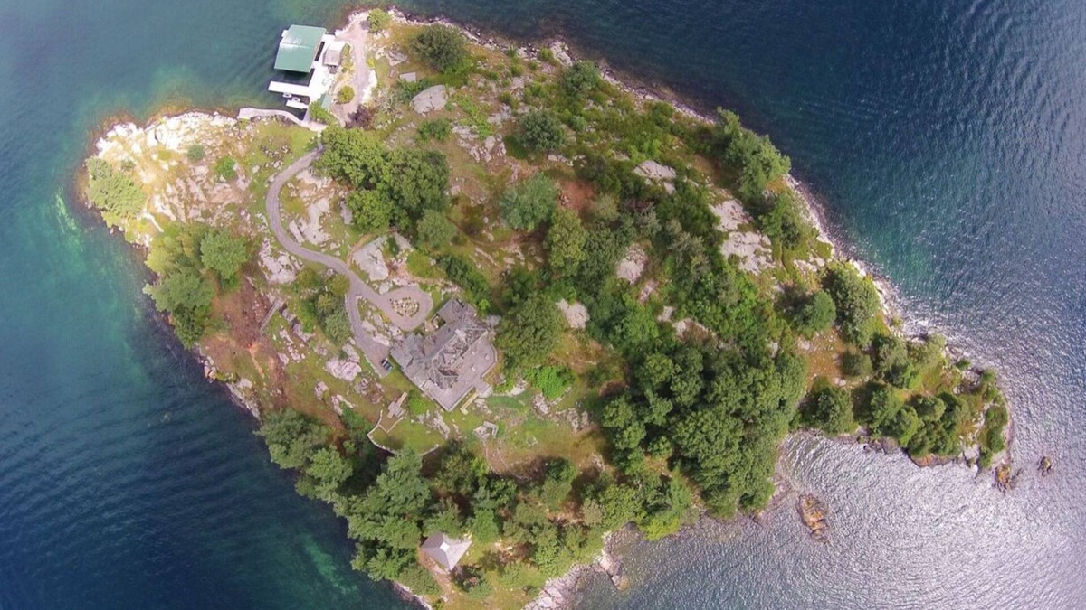 Frontenac House | Magnificent Private Island in one of America’s Most Beautiful and Fun Rivers nn