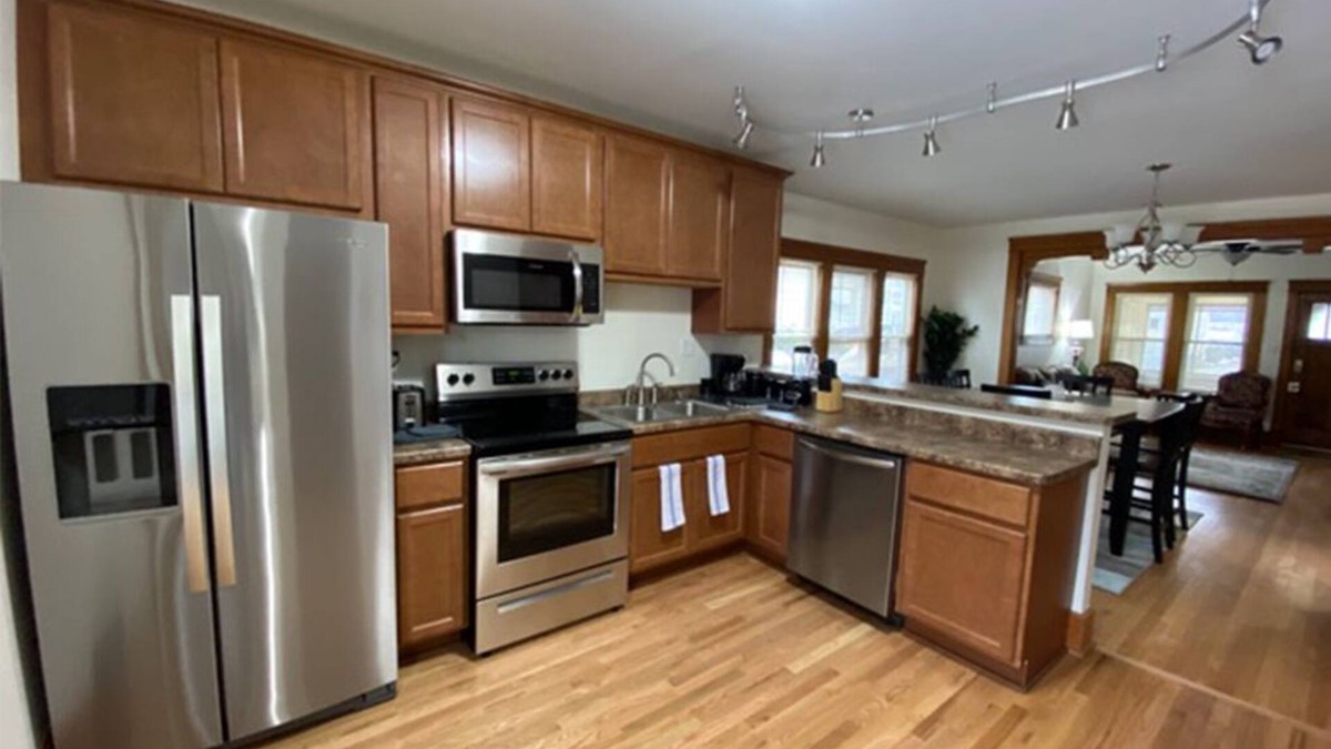 Racine House | Magnificent! Pro Cleaned, Self Check In Sleeps 10