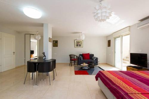 Zikhron Ya'aqov Apartment | Magnificent studio in Zichron yaakov sea view and garden