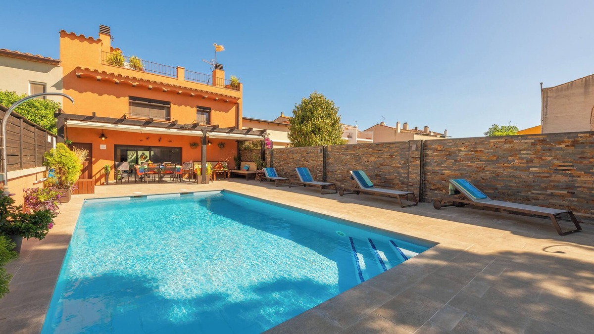 Vilabertran House | Magnificent town house with pool, garden and large terrace with views!