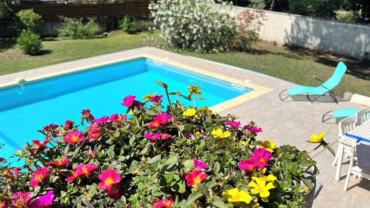 Bagnols-sur-Ceze Villa | Magnificent villa with swimming pool and enclosed garden with trees
