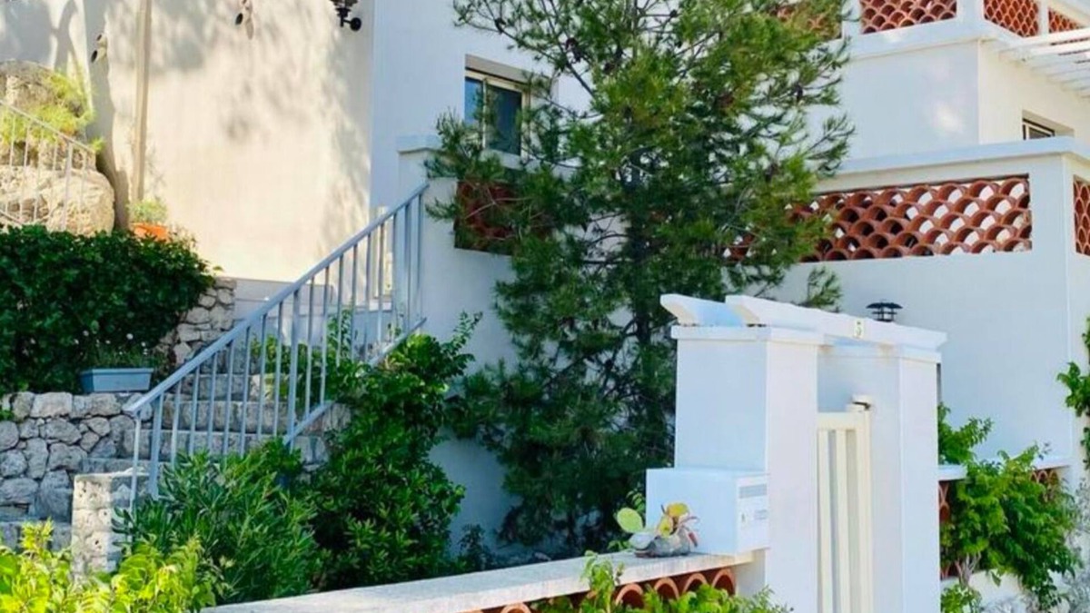 Leucate Villa | Magnificent villa facing the sea for 18 people